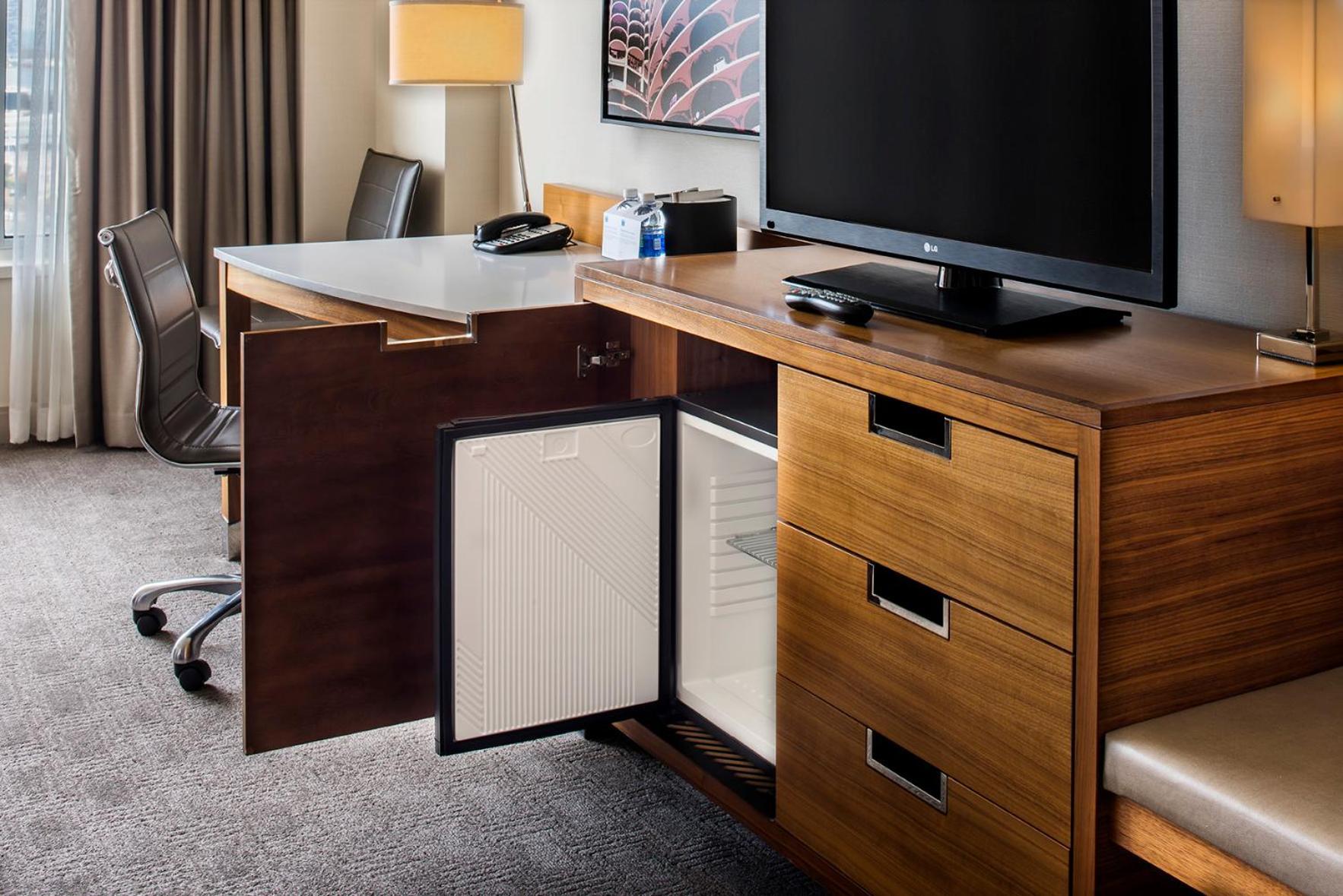 Queen Room with One Double Beds and Shower - Mobility Accessible